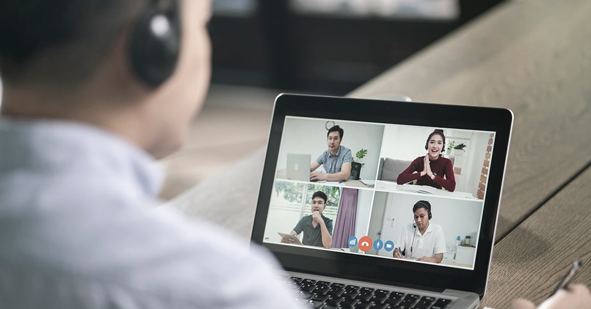 Projektleder i videomøde under coronakrisen